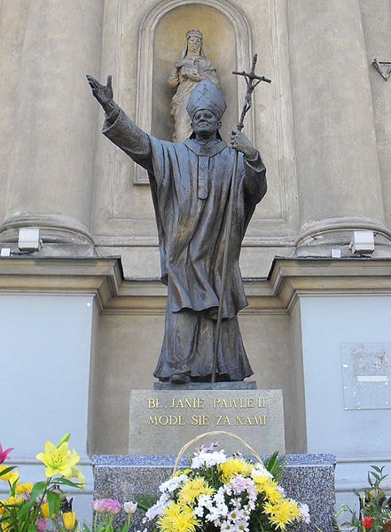 441px-Warszawa,_kościół_pw._Wszystkich_Świętych,_pomnik_papieża_Jana_Pawła_II_SDC11510