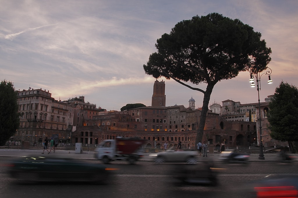 Via dei Fori Imperiali forms the backdrop of a fireworks extravaganza | © Emanuele/Flickr