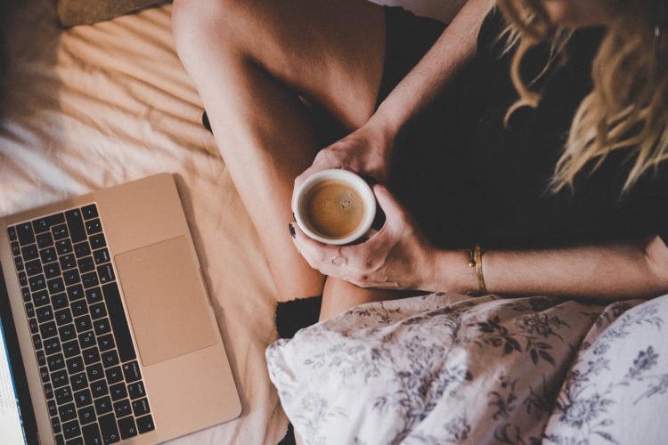 Browsing in bed | © Yanapi Senaud / Unsplash
