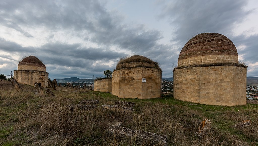 1024px-Mausoleos_de_Yeddi_Gumbez,_Shamakhi,_Azerbaiyán,_2016-09-27,_DD_07-09_HDR
