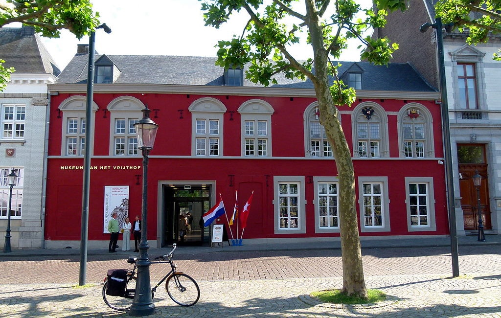 1024px-Museum_aan_het_Vrijthof_-_Exterieur_2012_Maastricht