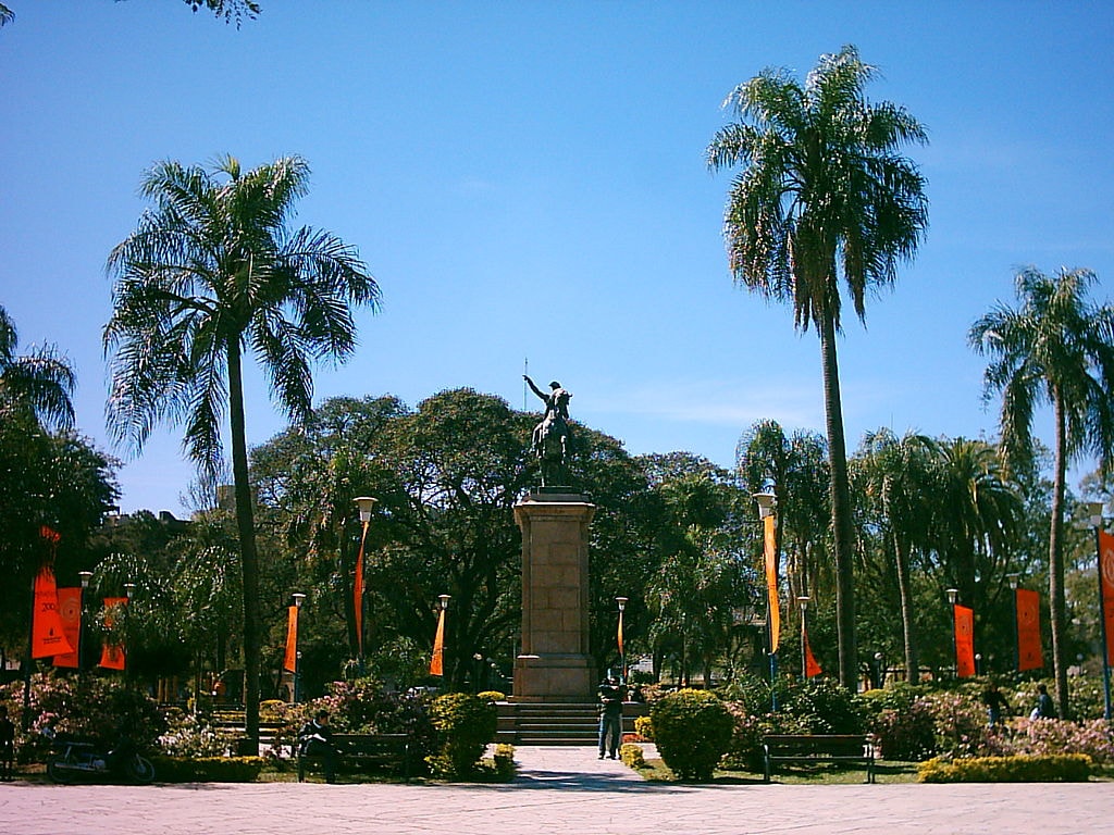 1024px-Plaza25demayo_(resistencia)