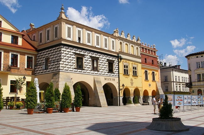 1024px-Tarnow_Rynek_20080708_4154