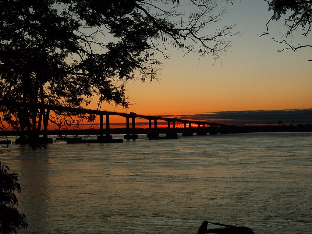 1024px-Vista_desde_Costanera_al_Puente_Gral._Belgrano_-_Corrientes_-_Argentina_-_panoramio