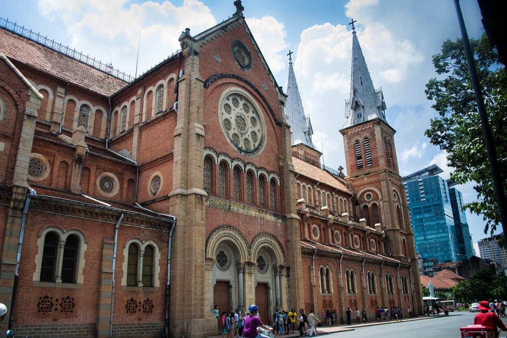 Side of the Saigon Notre Dame Cathedral | © likeaboombox/Flickr