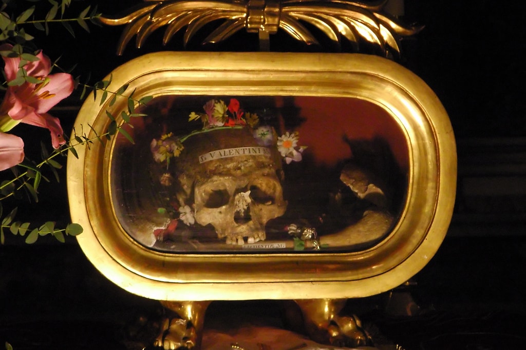 The flower-crowned skull of St. Valentine | © Mike Coats/Flickr