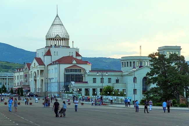 800px-2014_Stepanakert,_Plac_Odrodzenia_(02)
