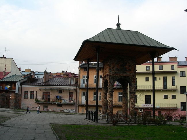 800px-Tarnów_-_Bimah_of_Old_Synagogue