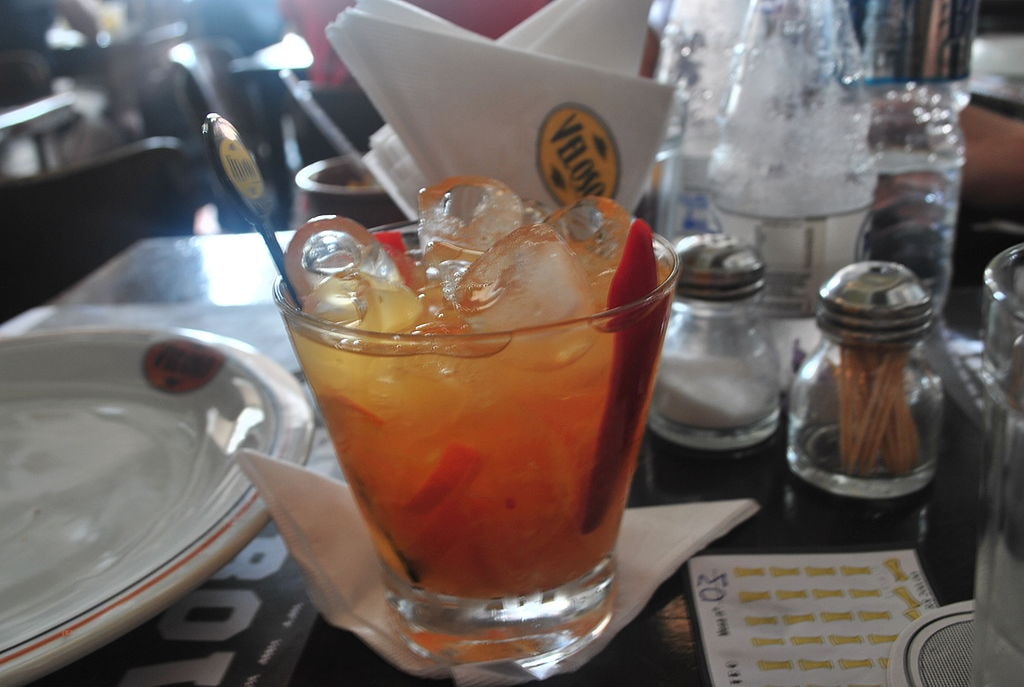Caipirinha_de_tangerina_com_pimenta_dedo-de-moça_(8468213287)