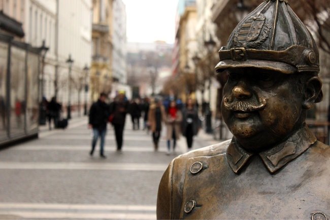 fatpoliceman-budapest-statue-e