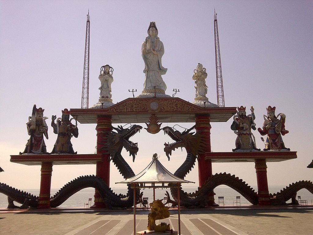 Guan_She_Yin_statue_of_Sanggar_Agung_Temple,_Surabaya-Indonesia