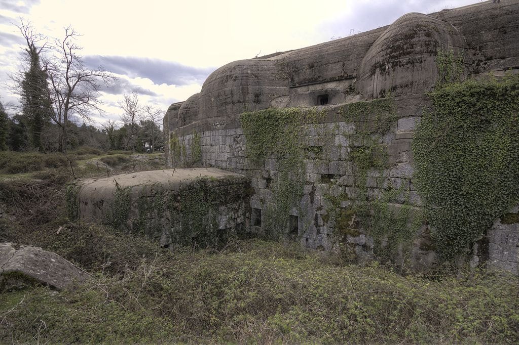Gun_emplacements_and_caponier_at_Vrmac_fortress
