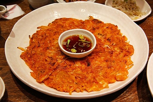 Kimchibuchimgae_(kimchi_pancake)