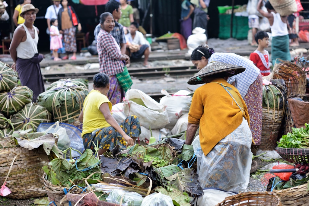 Overflowing-Train-Market