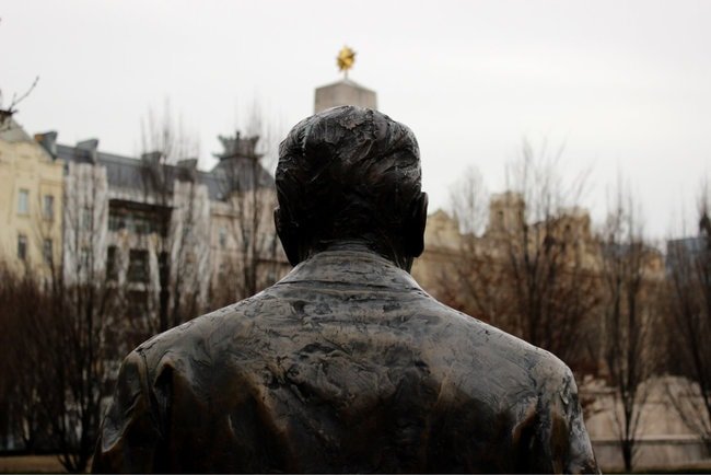 ronaldreagan-budapest-statue-e