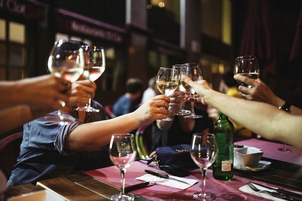 https://www.foodiesfeed.com/free-food-photo/toast-with-white-wine/