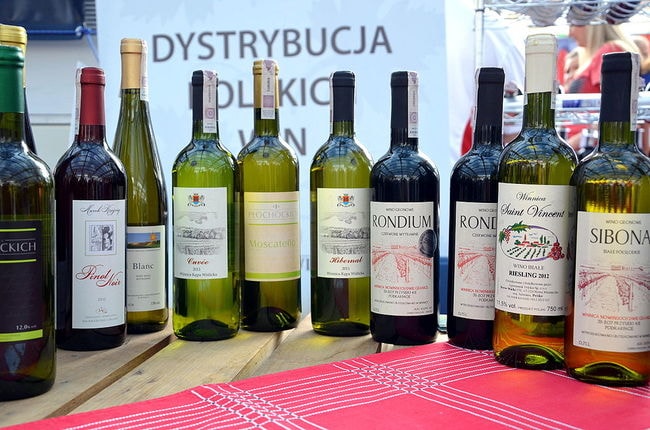1024px-019_Eine_Auswahl_verschiedener_Weine_aus_Sud-Polen_und_Schlesien_(2013),_Wines_of_Poland
