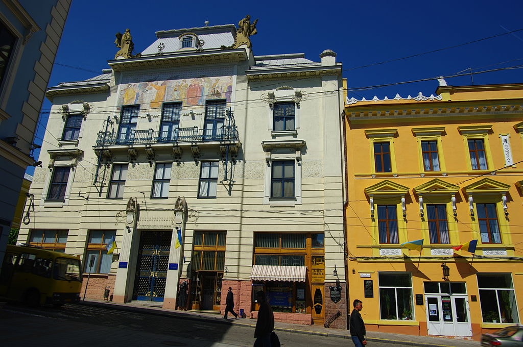 1024px-Art_museum_in_Chernivtsi_04
