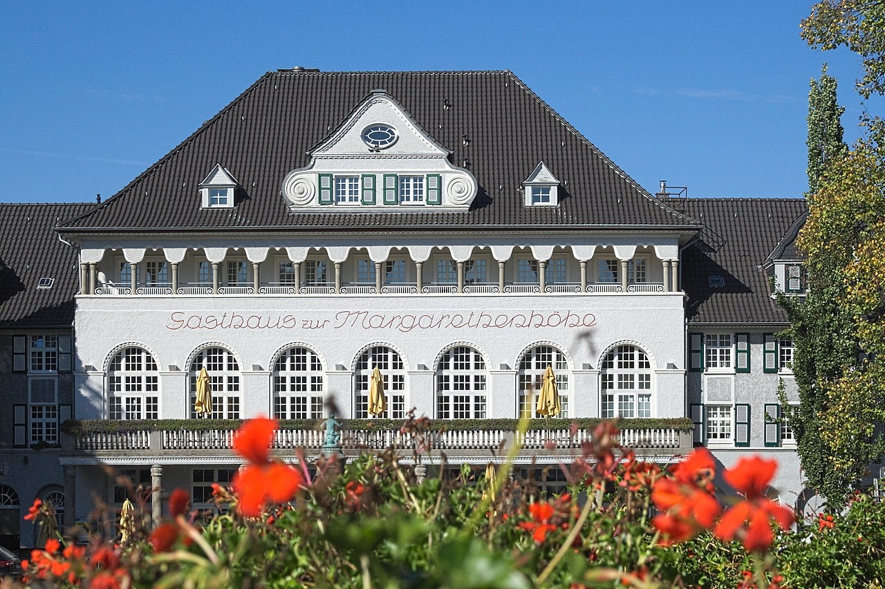1280px-2010-10-03_Gasthaus_Margarethenhöhe,_Essen_(NRW)
