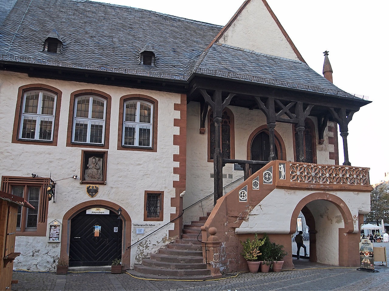 1280px-Goslar_Rathaus_Eingang_Huldigungssaal