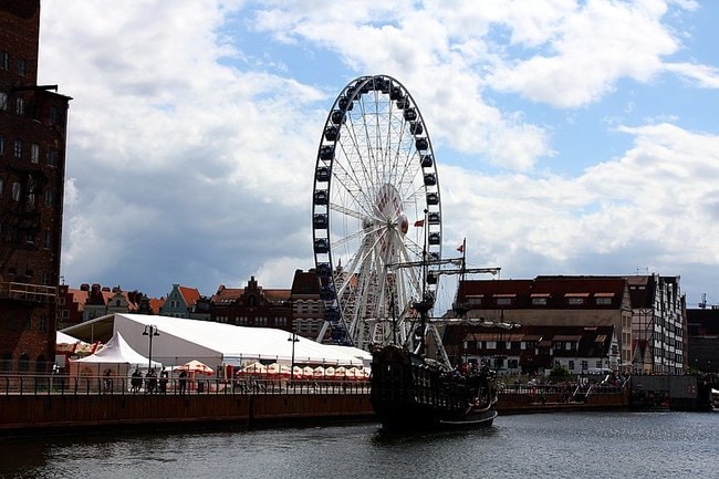 800px-Diabelskie_koło_nad_Motławą_w_Gdańsku_-_panoramio