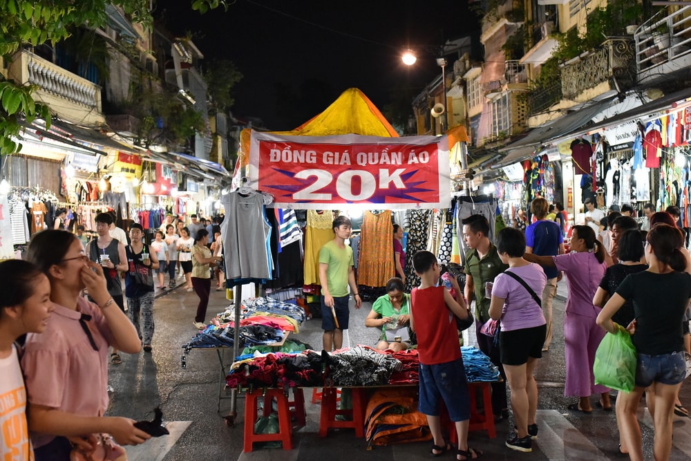 Cheap clothes at the night market | © 1000 words/Shutterstock