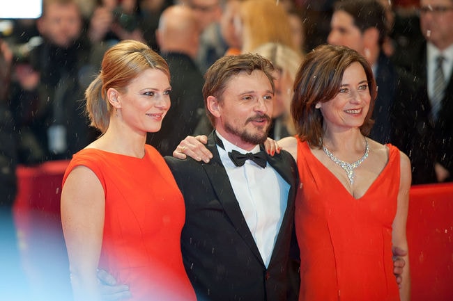 1024px-Jördis_Triebel,_Florian_Lukas_and_Inka_Friedrich_(Berlin_Film_Festival_2013)