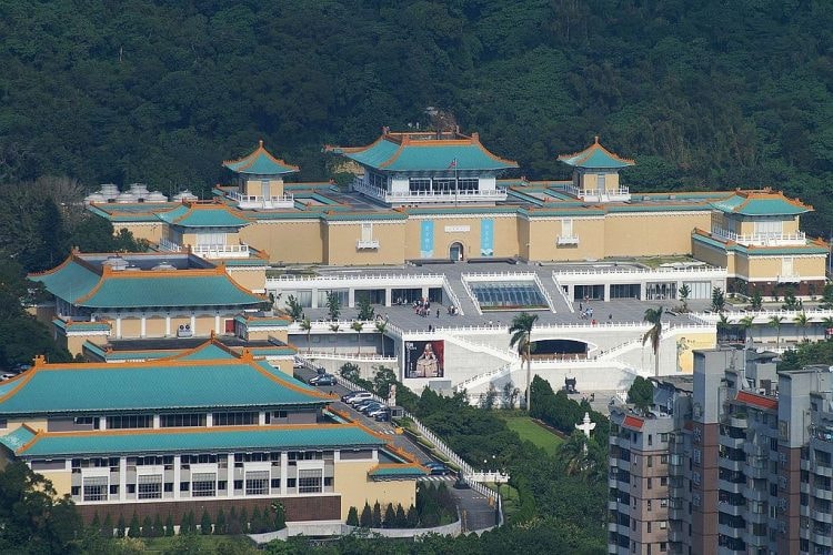 https://commons.wikimedia.org/wiki/File:NationalPalace_MuseumFrontView.jpg