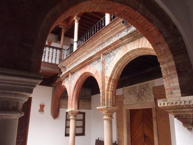 An internal patio in the Palacio de Mondragón
