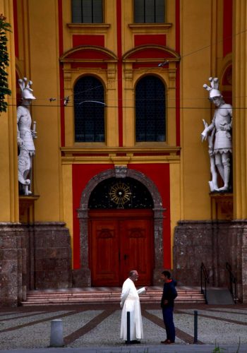 Innsbruck. Sur le parvis de la Wilten Stiftskirche