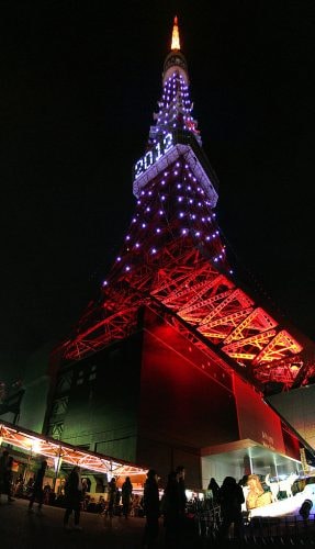 587px-tokyo_tower_in_new_years_eve_2012