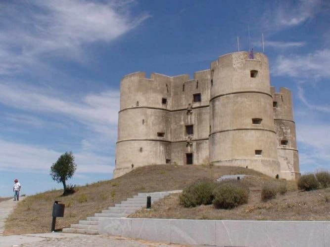 Castle of Evoramonte © Júlio Reis/WikiCommons