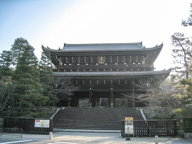 En is located next to Chion-in Temple in the Higashiyama area of Kyoto