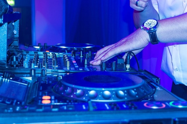 dj-228999_640