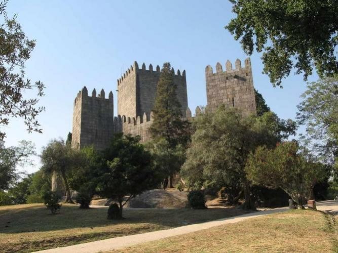 Guimaraes Castle © Béria Lima / WikiCommons