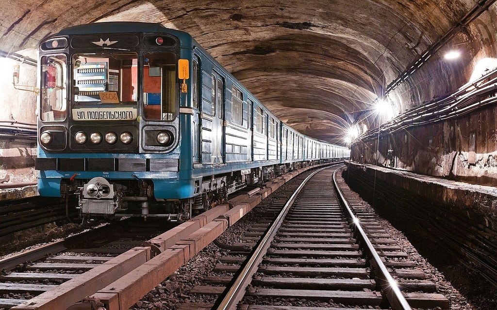 1200px-Metro_train_81-717.5M-714.5M_2606_in_tunnel