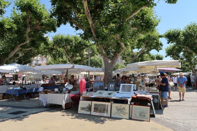Antique market, Cannes | © Bex Walton / Flickr