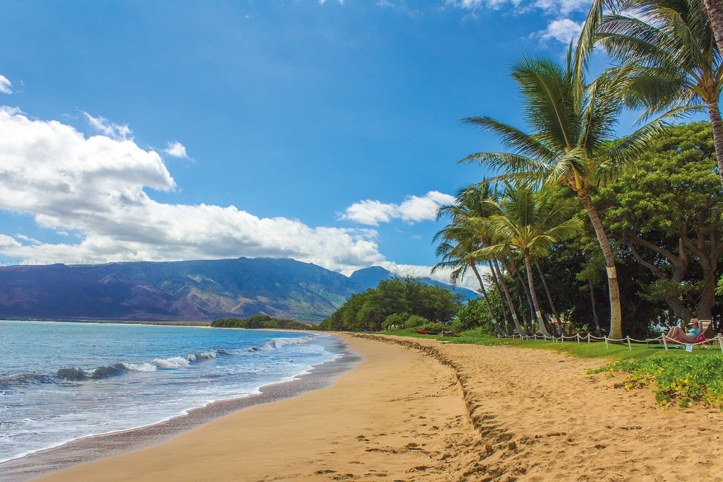 The Shadow Disappearing Phenomenon of Lahaina Noon