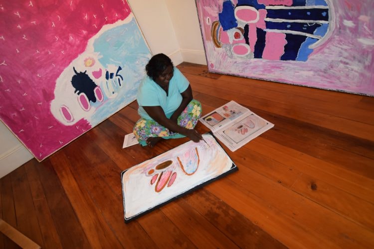 Kitty Simon painting at the Cooee Art Gallery © Cooee Art Gallery
