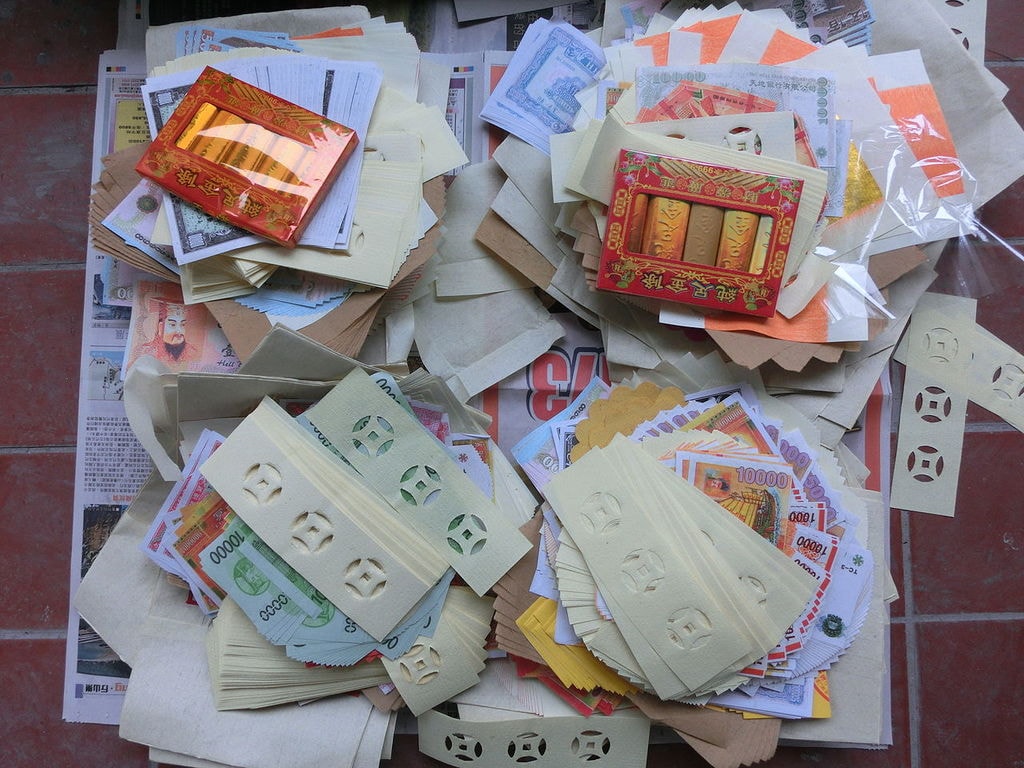 HK_Chai_Wan_Cape_Collinson_Crematorium_冥鏹_Joss_paper_money_offerings_May-2013