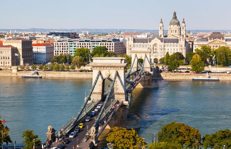 Traffic on Szechenyi Chain Bridge
