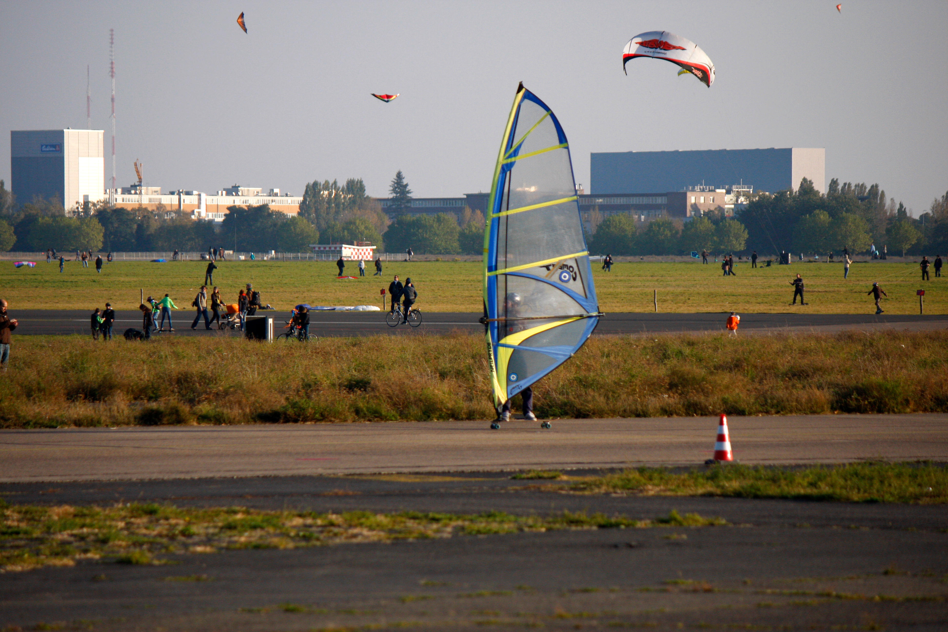 Tempelhofer Feld: auf dem ehemaligen Flughafengelaende Tempelhof, Berlin-Tempelhof.