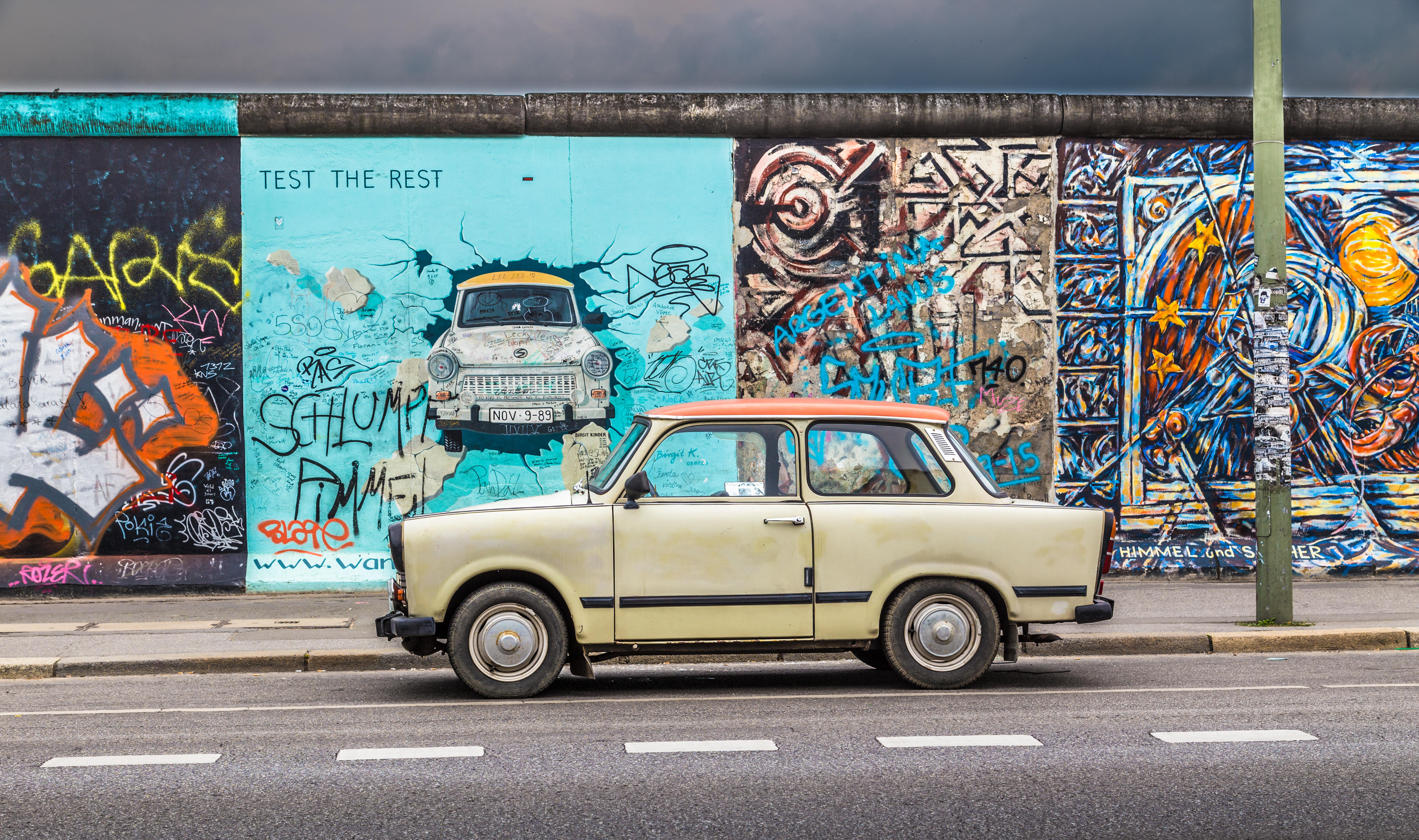 Street art along Berliner Mauer at East Side Gallery.