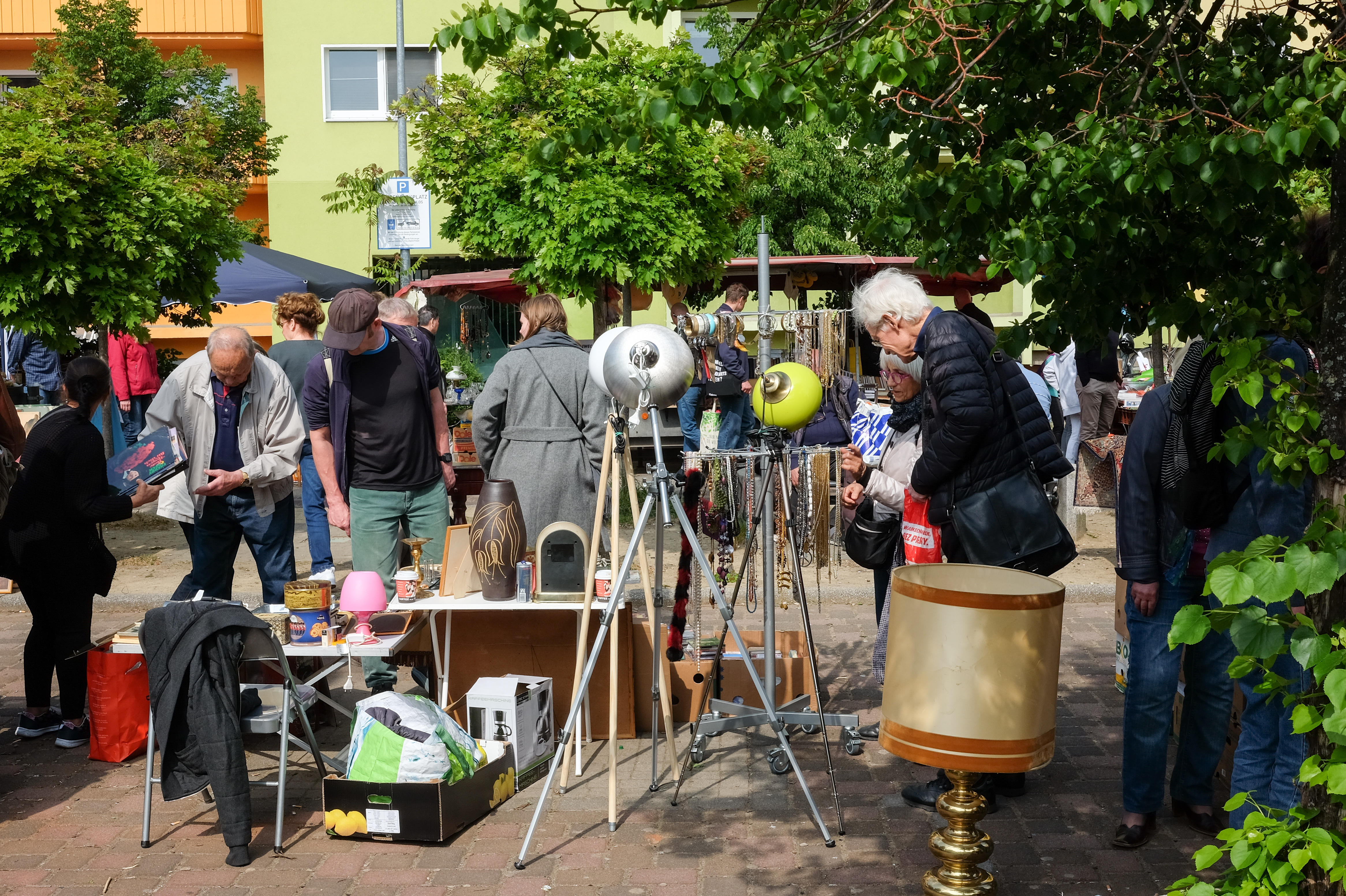 Berlin, Germany. 01st May, 2019. Numerous people visit the flea market at the Ostbahnhof. 700 dealers with antiques, old postcards, stamps, antiques, junk, furniture offer their goods. Credit: Jens Kalaene/dpa-Zentralbild/ZB/dpa/Alamy Live News