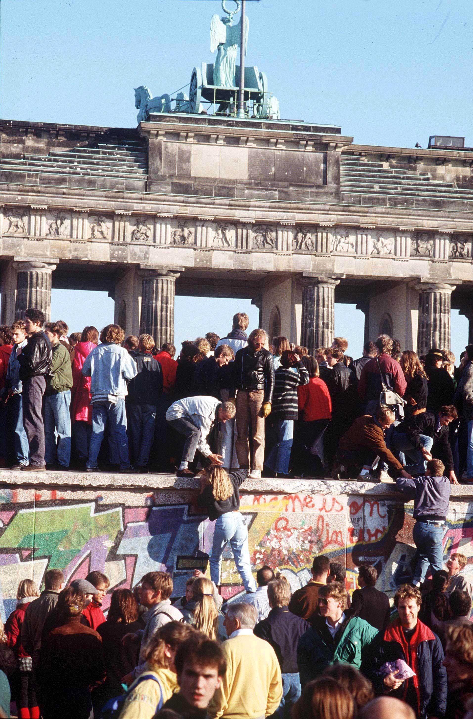 THE FALL OF THE BERLIN WALL - 1989