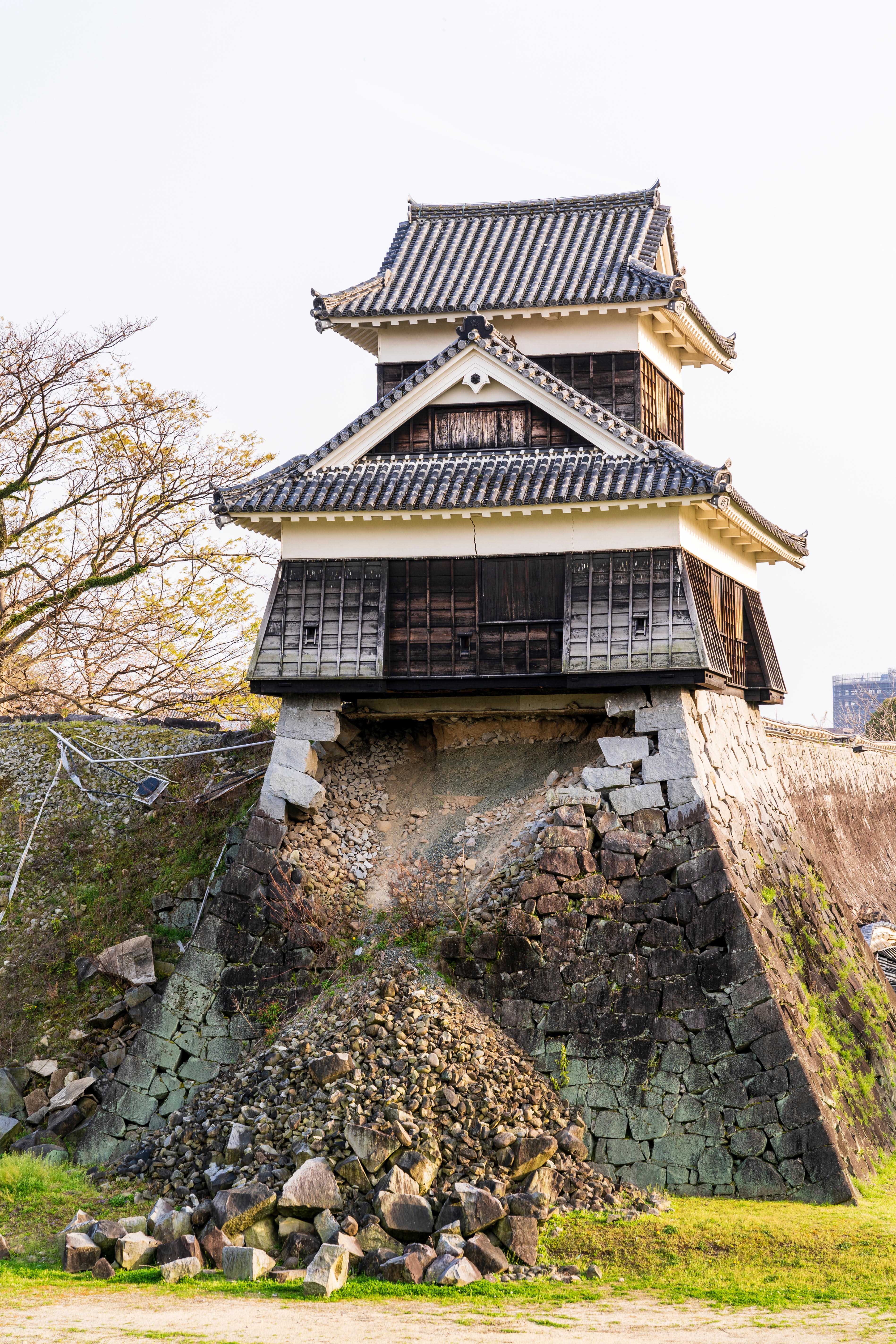 Kumamoto castle showing the 2016 earthquake damage. The Inui Yagura, turret, with the Ishigaki stone walls around and under largely collapsed.